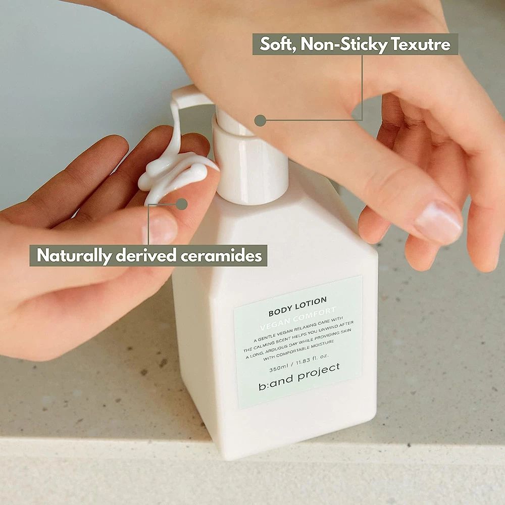 Witte lotion op een hand. Tekst: "Soft, Non-Sticky Texture" en "Naturally derived ceramides".