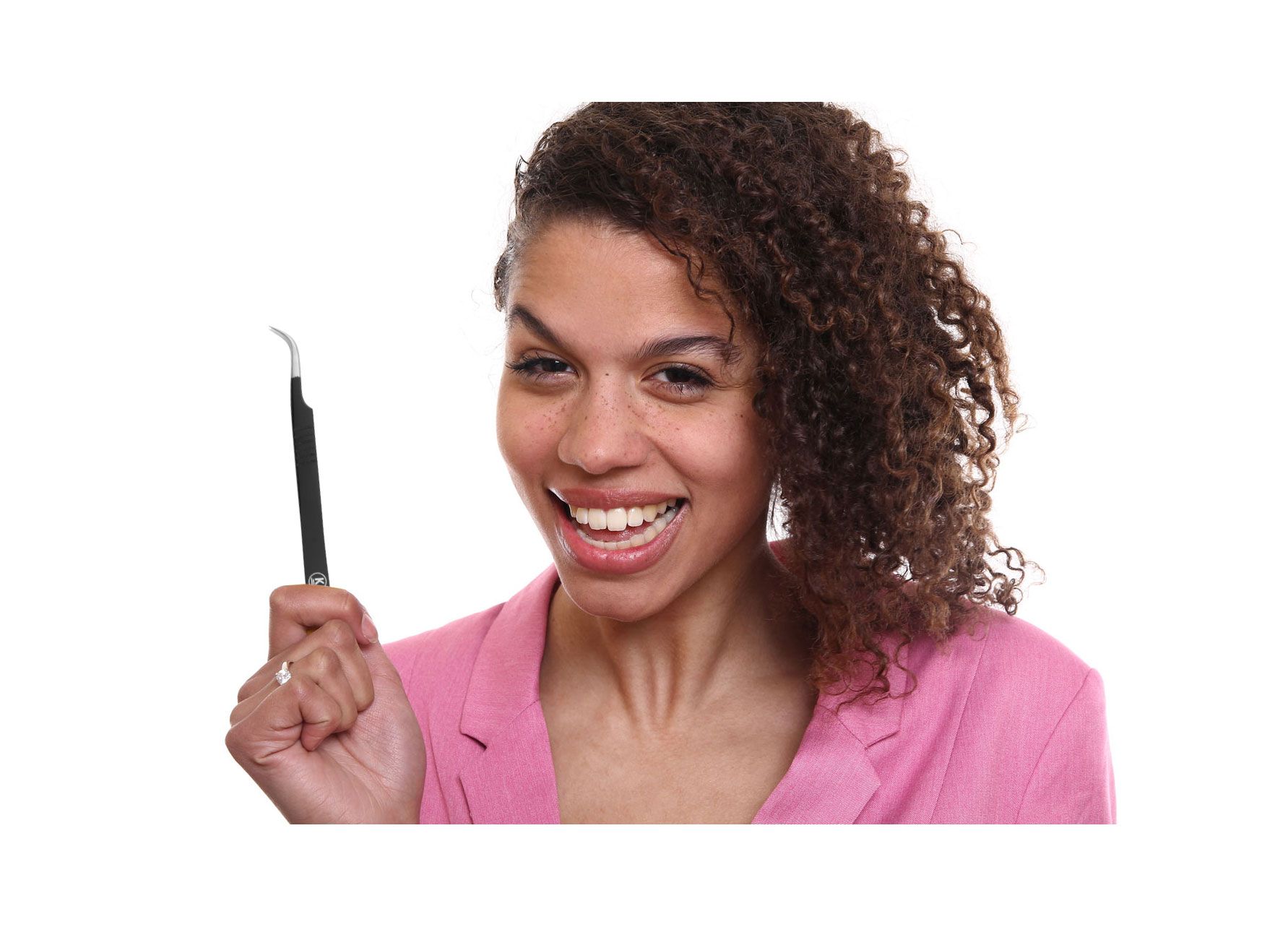 Vrouw met krullend haar houdt een zwart pincet vast.