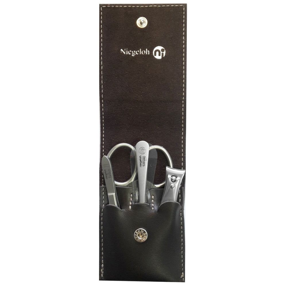 Manicure etui in donkerbruin leer. Bevat schaar, vijl, nagelriemtang en nagelknipper. Sluit met een drukknop.