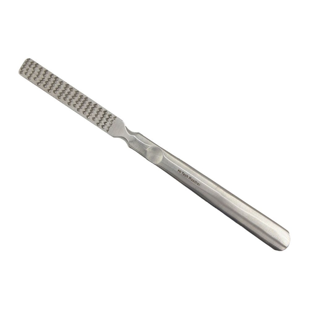 Metalen râpe met geribbeld oppervlak. Langwerpige handgreep met afgeronde uiteinde. Inscriptie: Hi Tech Rostfrei.