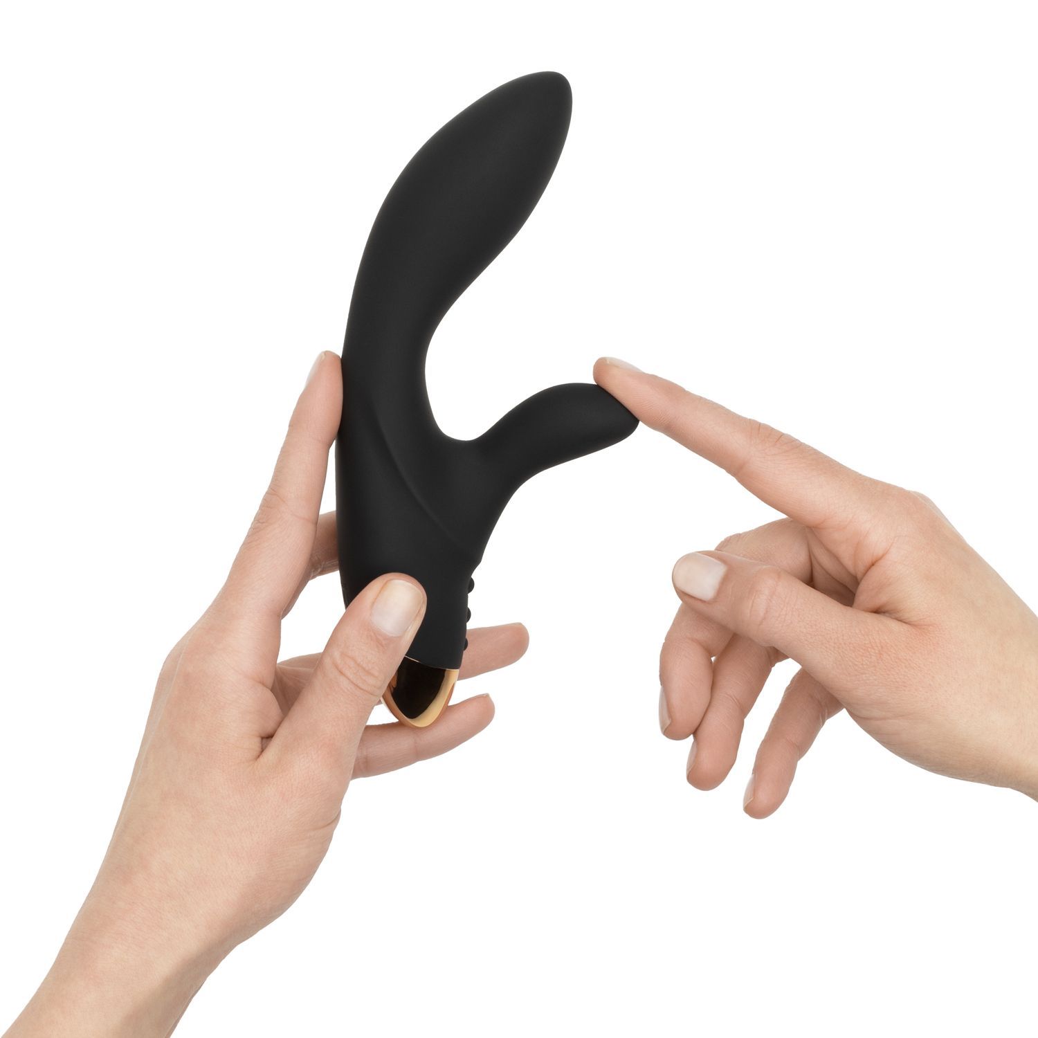 Deux mains manipulant un vibrateur lapin noir avec embout doré.
