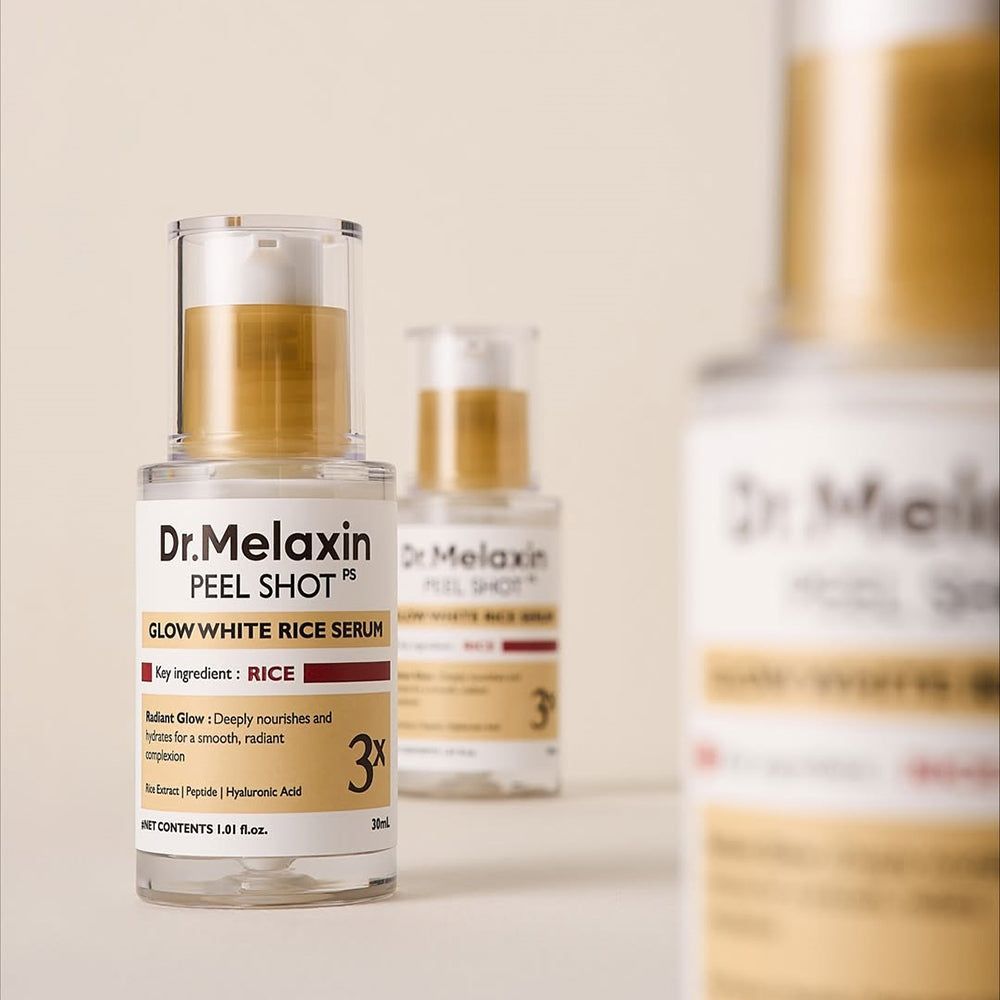 Meerdere serumflessen met gouden doppen. Opschrift: Dr. Melaxin Peel Shot, Glow White Rice Serum. 3x-markering.