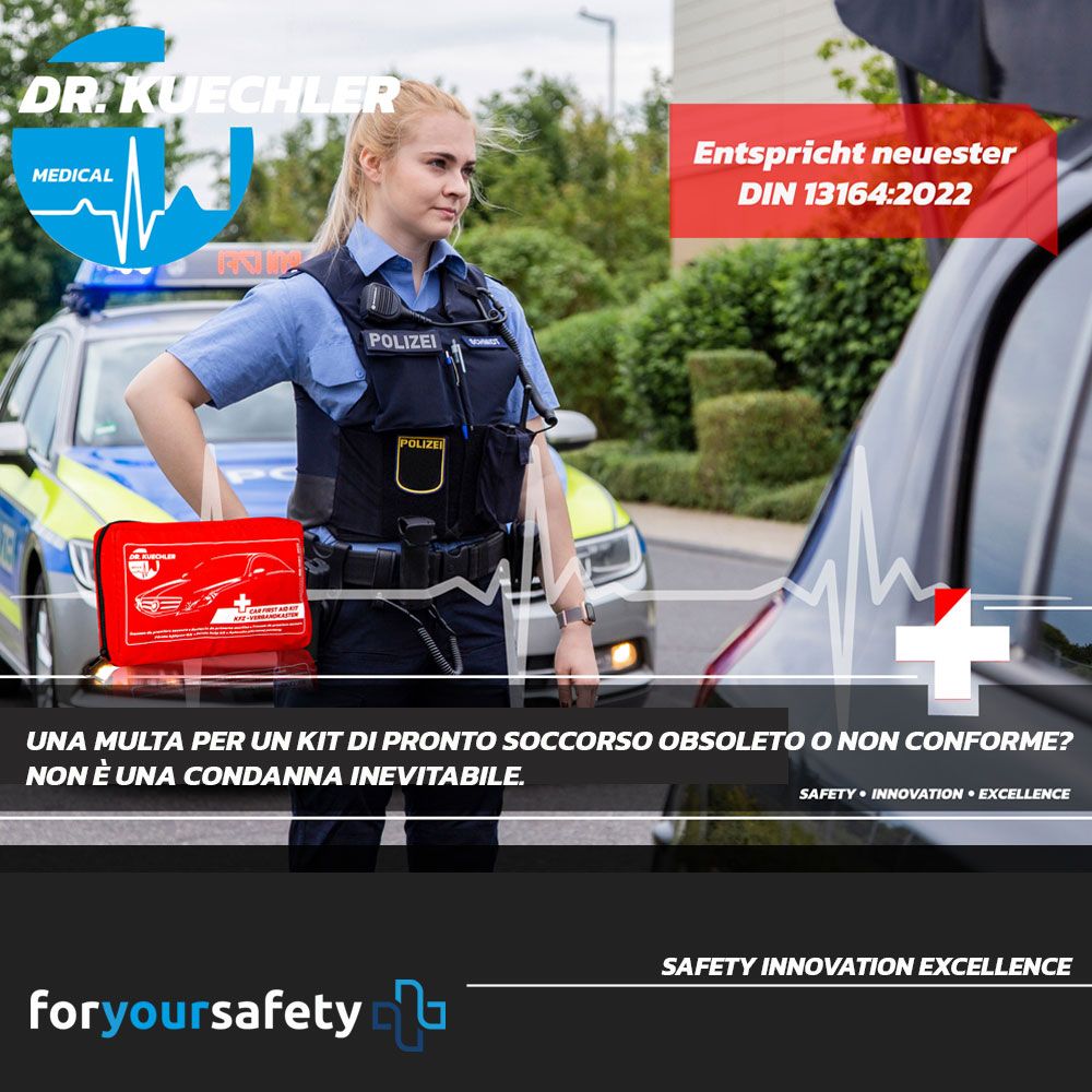 Policier à côté d'une voiture. Trousse de premiers secours rouge. Marque: Dr. Kuechler Medical. Texte: Correspond à la dernière norme DIN 13164-2022.