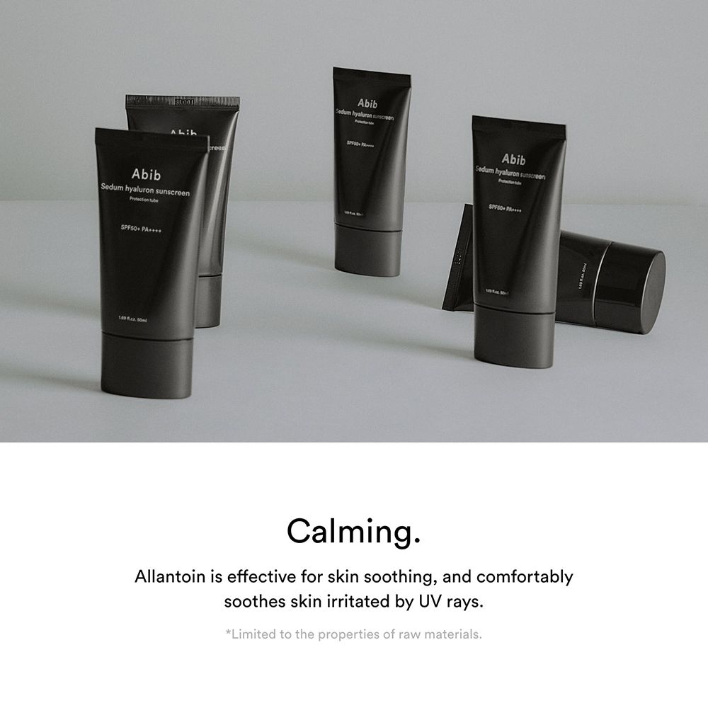 Plusieurs tubes noirs. Nom du produit et informations SPF visibles. Texte : Calming. L'allantoïne apaise la peau.