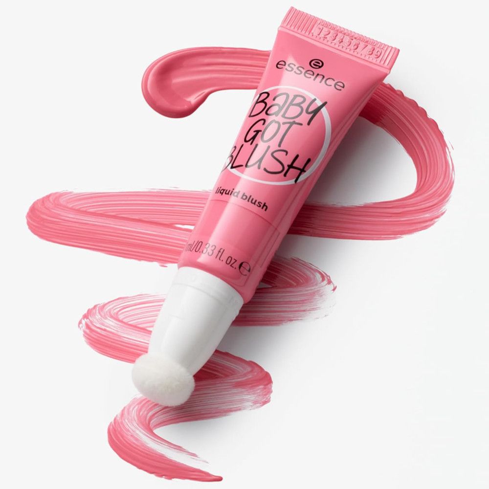 Tube rose avec applicateur et trait de couleur rose. Inscription: Essence Baby Got Blush, liquid blush. 10 ml/0.33 fl. oz. E.