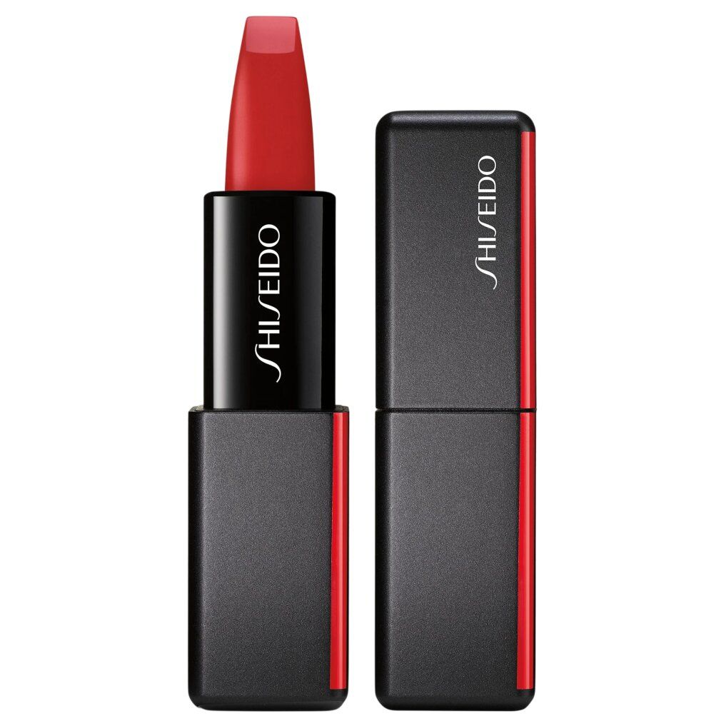 Rouge à lèvres rouge ouvert. Étui noir avec bande rouge et texte. Marque Shiseido visible.