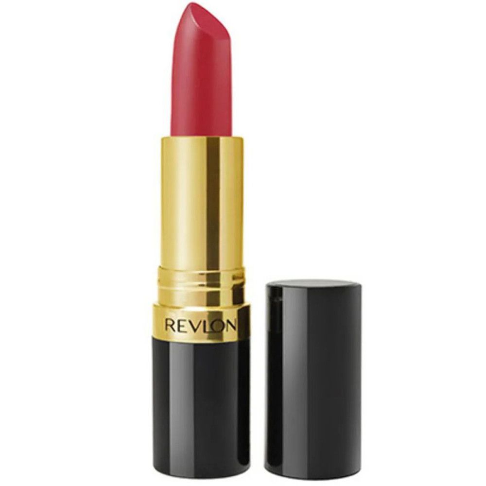Rouge à lèvres Revlon, rouge. Corps doré, base et capuchon noirs. Capuchon à côté. REVLON est écrit sur le corps.
