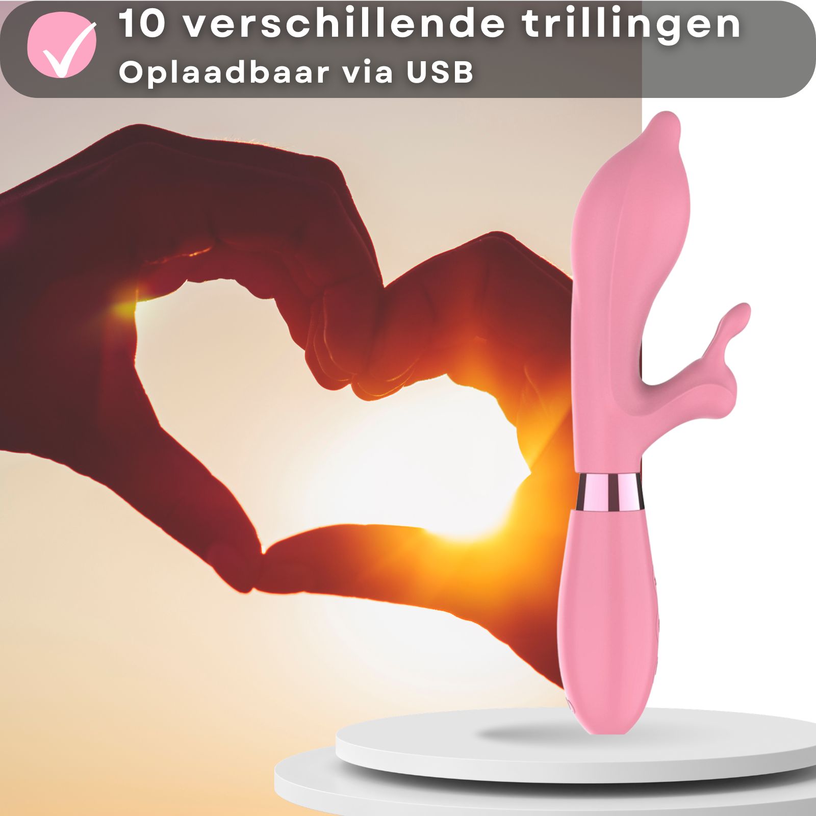Roze vibrator, 21cm lang, 3,5cm diameter. Op wit voetstuk.