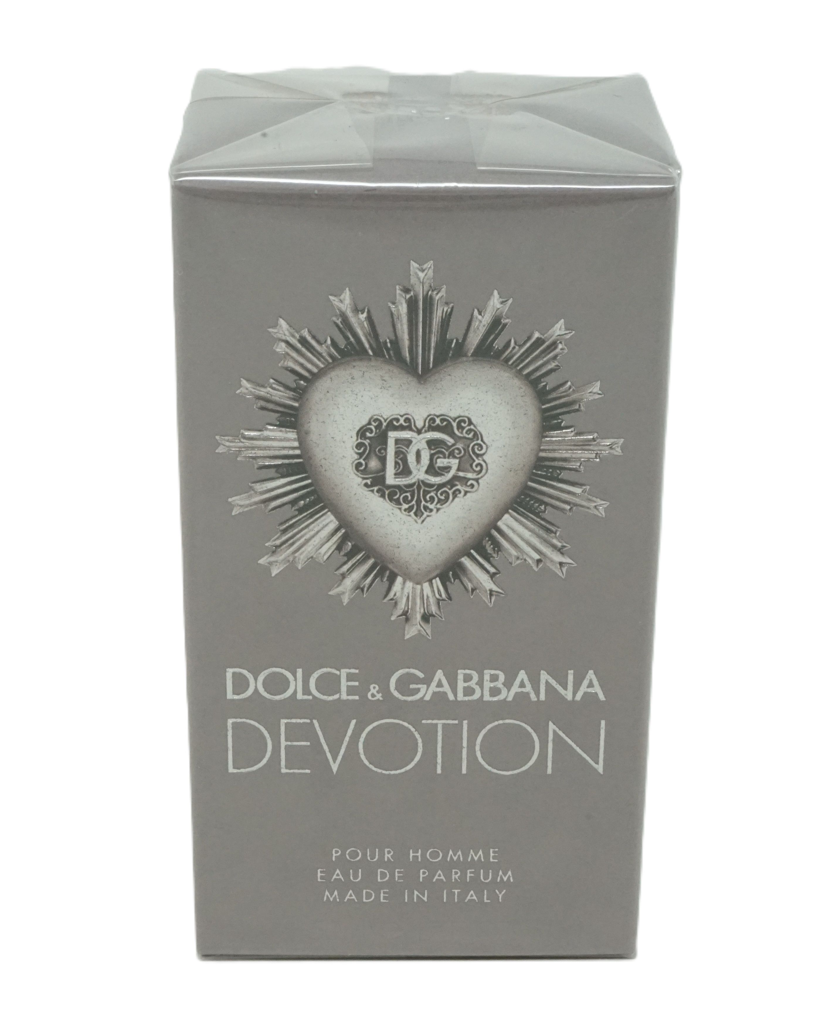 Grijze verpakking. Tekst: Dolce & Gabbana, Devotion, Pour Homme, Eau de Parfum, Made in Italy. Hart-embleem.
