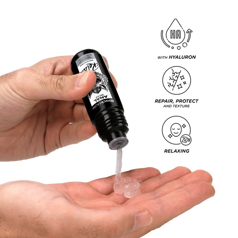 Zwarte fles, gel afgegeven in handpalm. Symbolen: Hyaluron, Herstel, Ontspannend. Product: Black Hole Anal Repair.