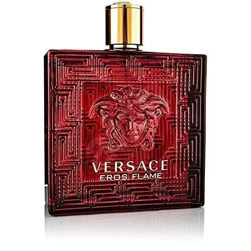 Rode fles met gouden dop. Opschrift VERSACE EROS FLAME. Reliëfpatroon en Medusa-logo.