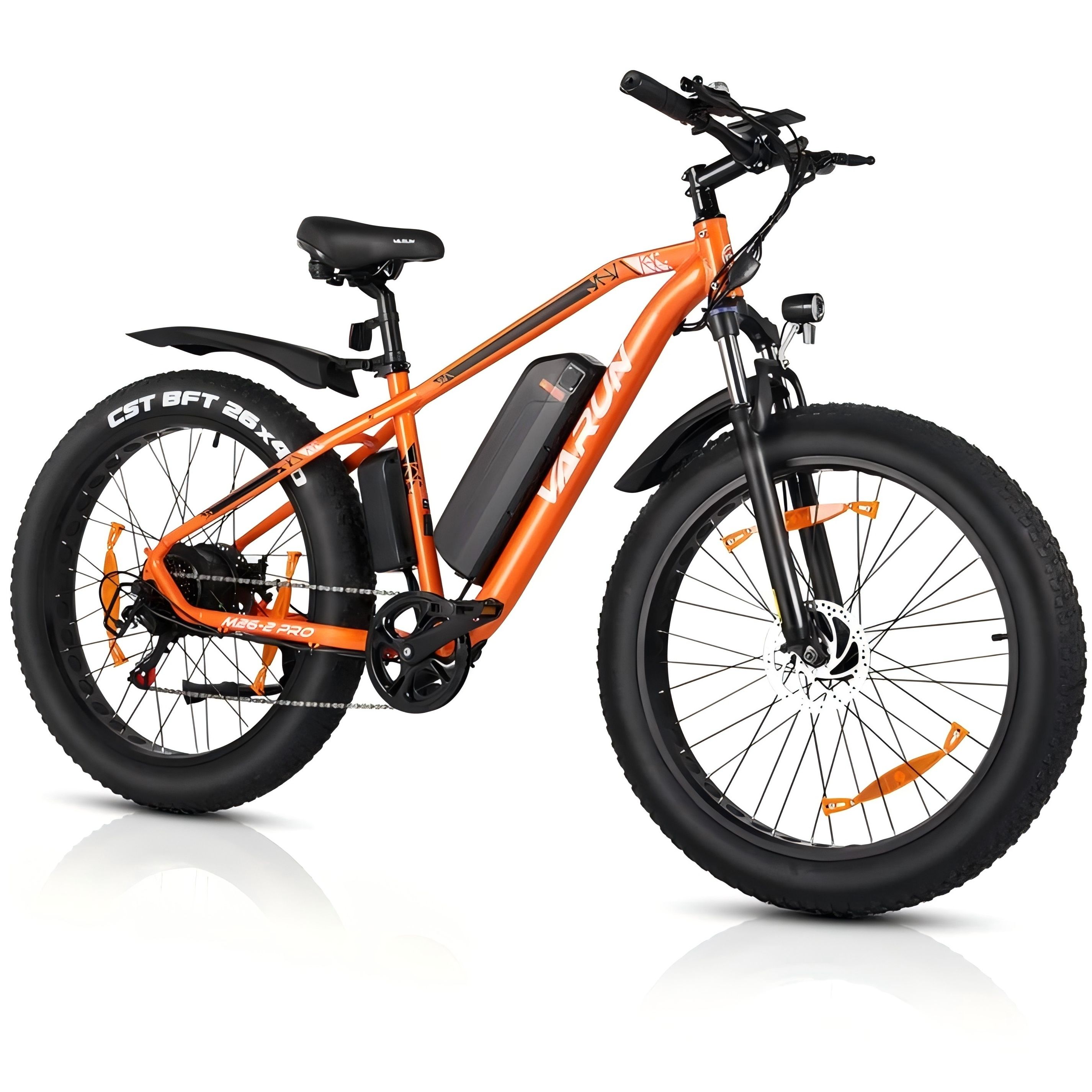 VTT électrique orange avec pneus noirs. Logo VARUN sur le cadre. Garde-boue, freins à disque.