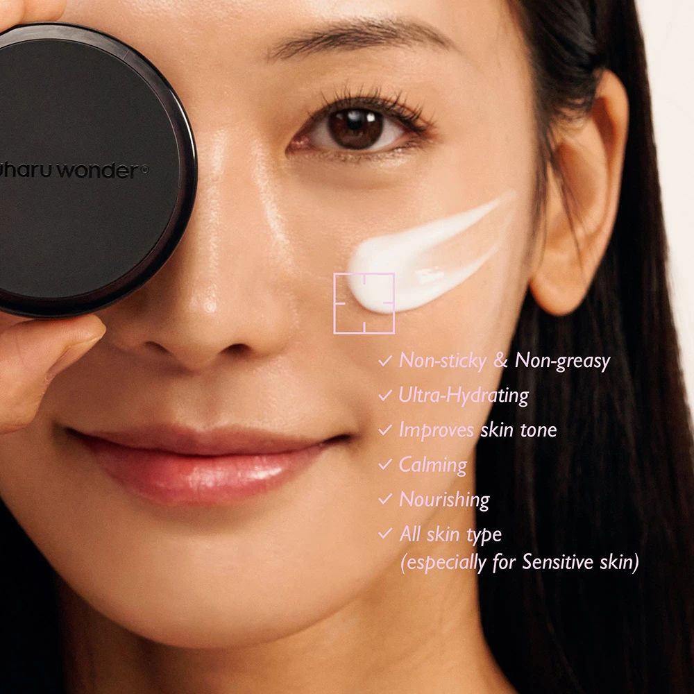 Vrouw met crème op de huid. Tekst: Niet plakkerig & niet vettig, Ultra-hydraterend, Verbetert huidtoon, Kalmerend, Voedend.