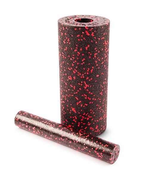 Deux rouleaux de fascia. Un grand rouleau cylindrique, noir avec des points rouges. Un petit rouleau, également noir avec des points rouges.
