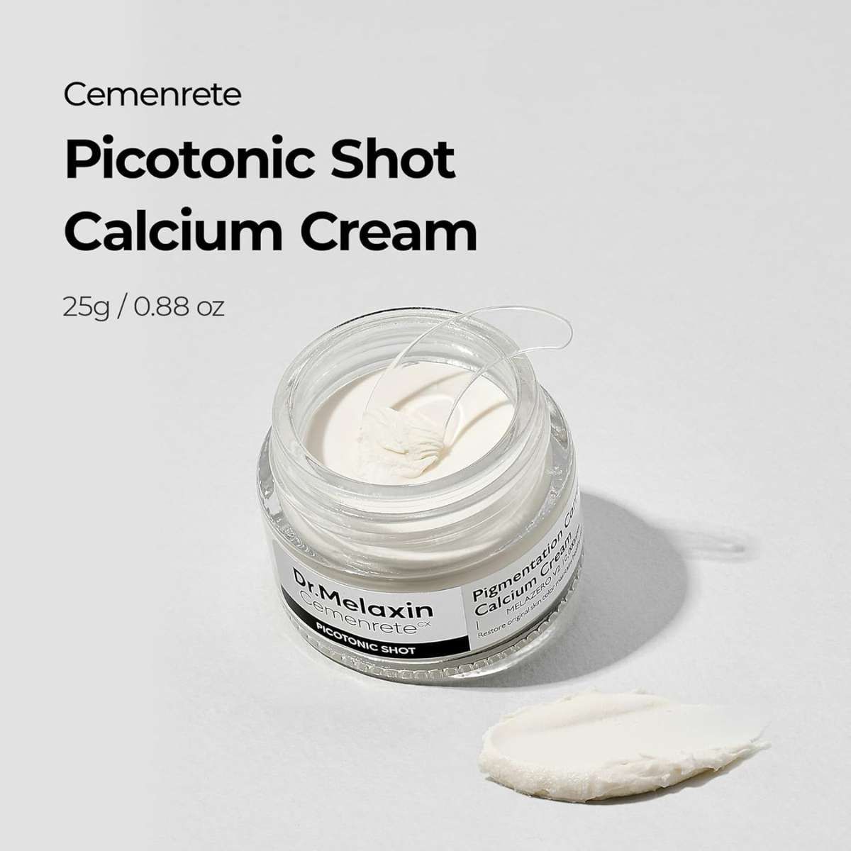 Een pot met witte crème en een spatel, naast een monster van de crème.