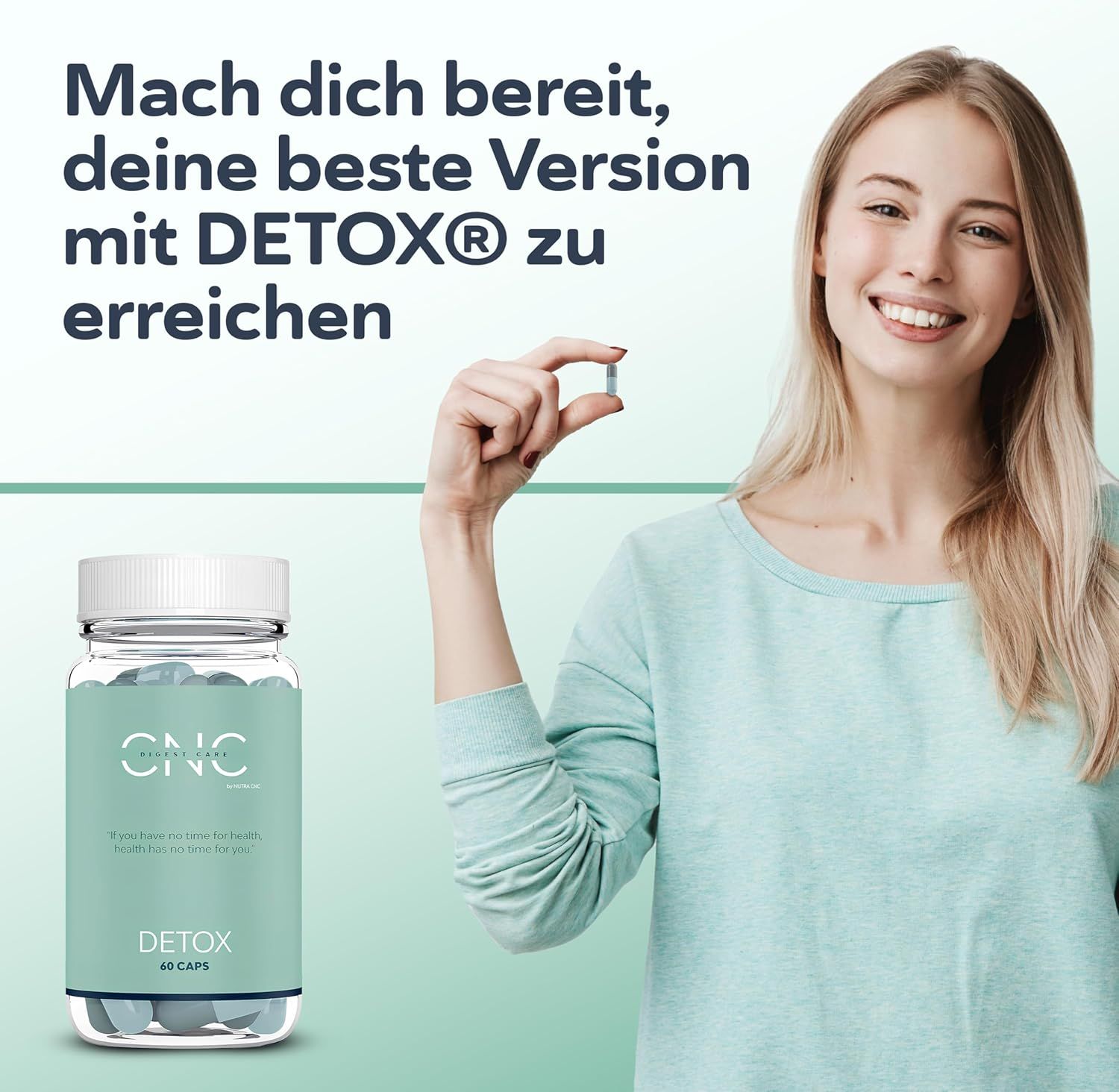 Vrouw die een CNC DETOX capsule vasthoudt. Fles ernaast. Tekst: Maak je klaar om je beste versie te bereiken.