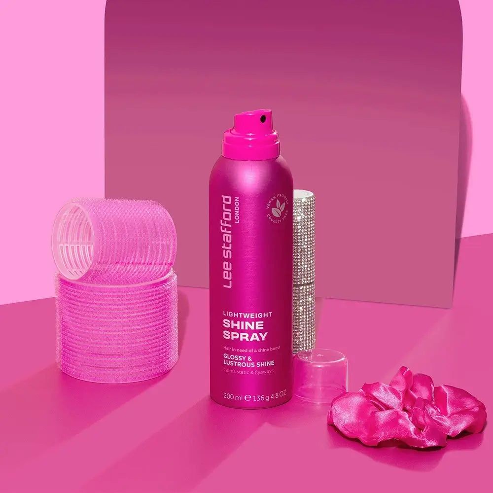 Flacon de spray brillance légère Lee Stafford avec bigoudis roses et rouge à lèvres scintillant.