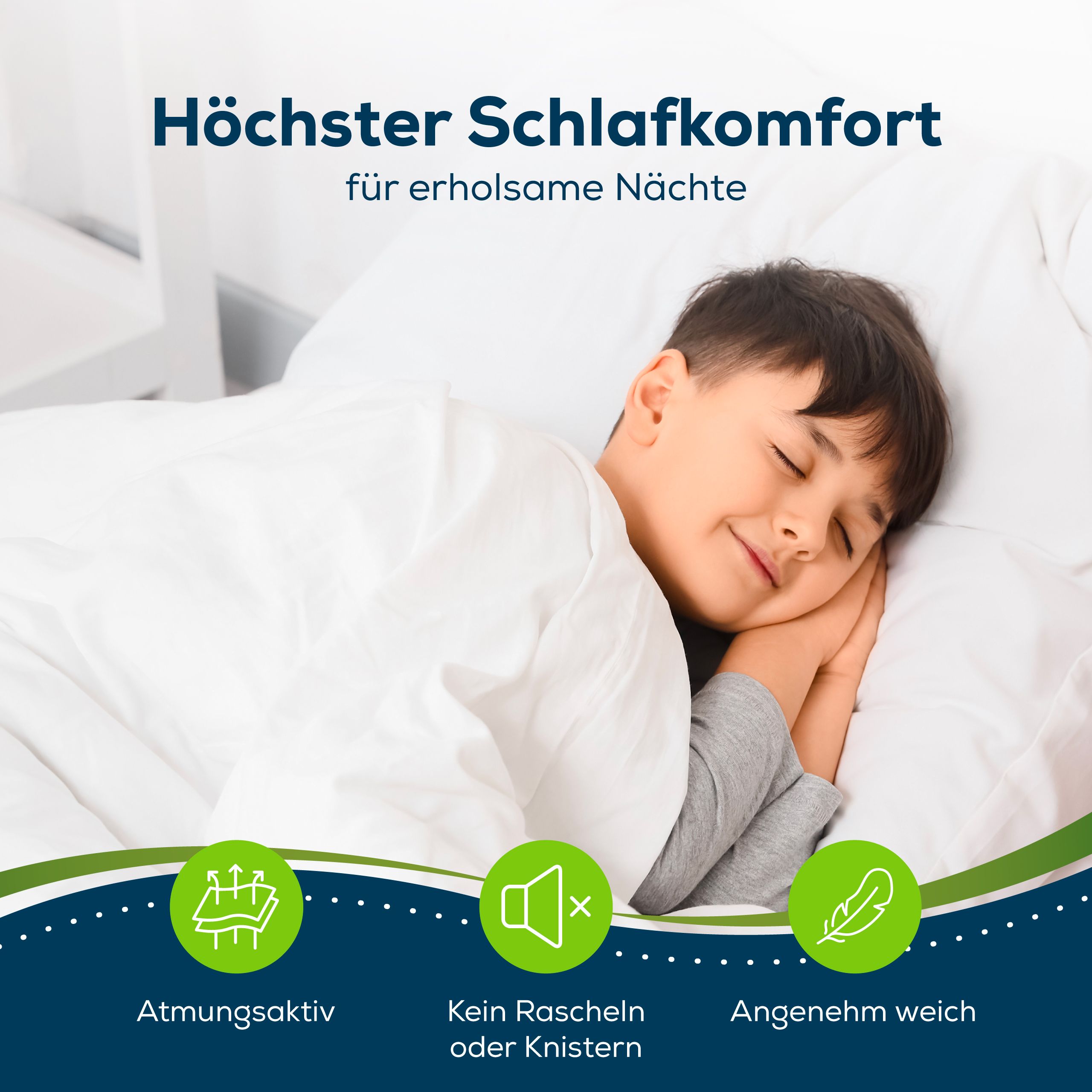 Kind slaapt op wit laken. Tekst: Ademend, geen geritsel, zacht. Achtergrond: wit bed.