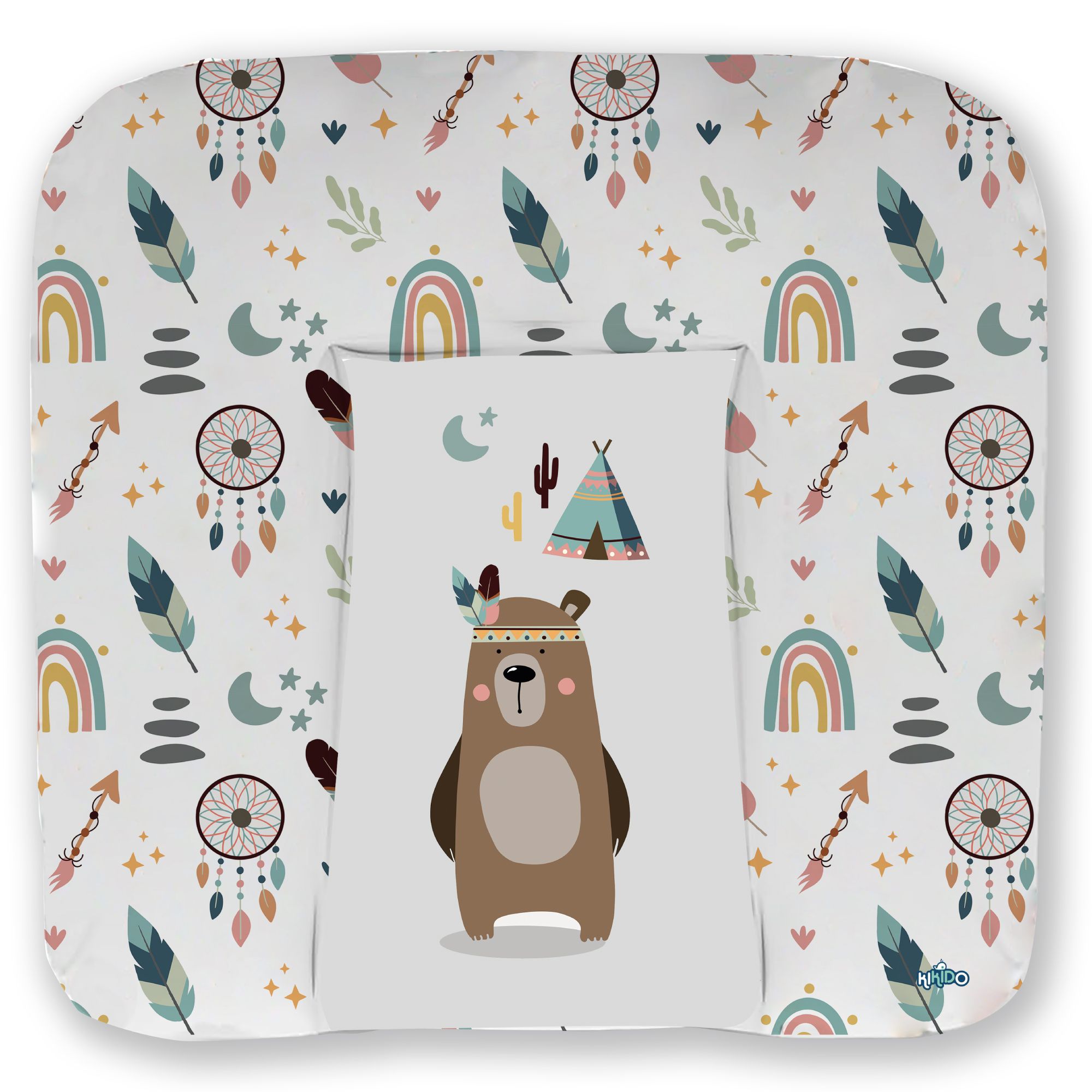 Verschoonkussen met veren, regenboog en dromenvangerpatroon. Centraal motief: beer met Indiaanse hoofdtooi.