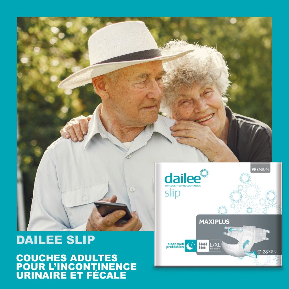 Couple de personnes âgées avec emballage Dailee Slip Maxi Plus. Homme avec téléphone. Couches adultes pour incontinence.