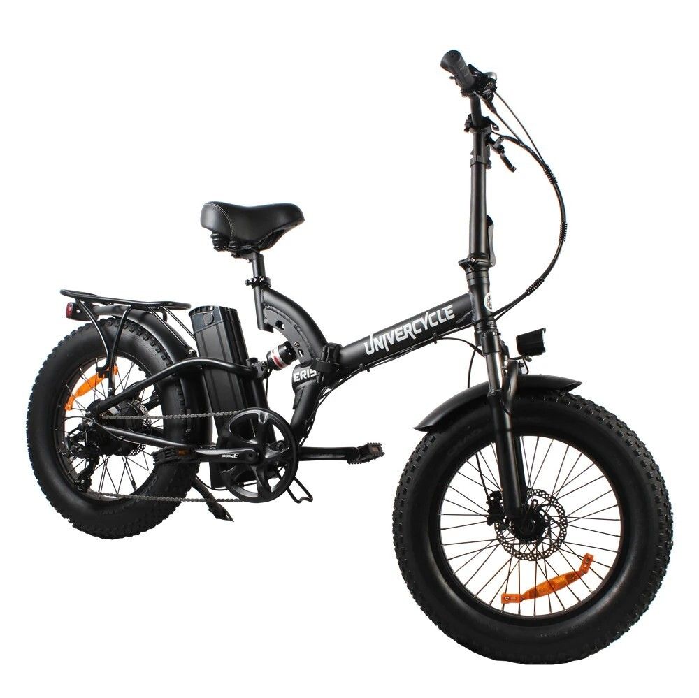 Zwarte e-bike met brede banden. Merk Univercycle, model B4(Eris). Volledige vering, bagagedrager, accu.