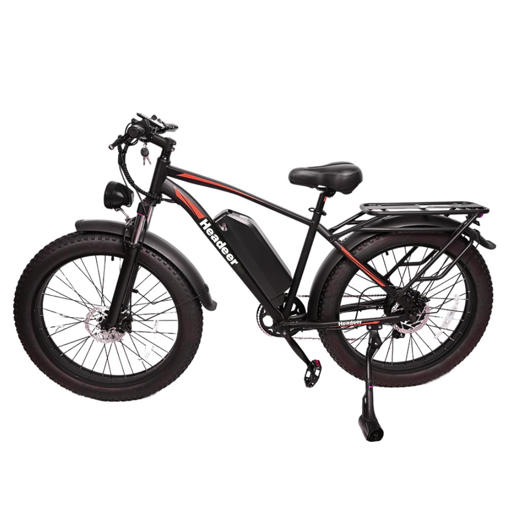 Vélo électrique noir avec accents rouges. Logo Headeer visible, pneus larges, porte-bagages, garde-boue et phare.
