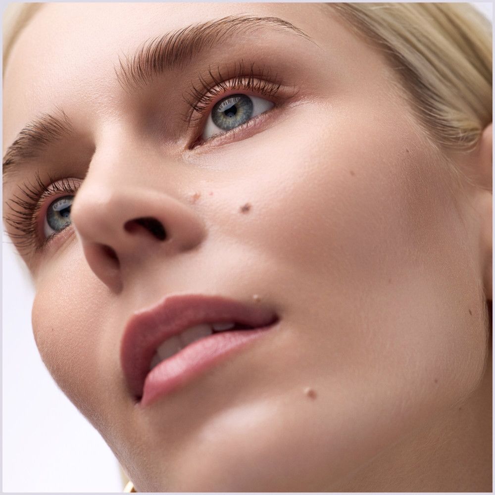 Gros plan d'un visage. Yeux avec de longs cils maquillés.