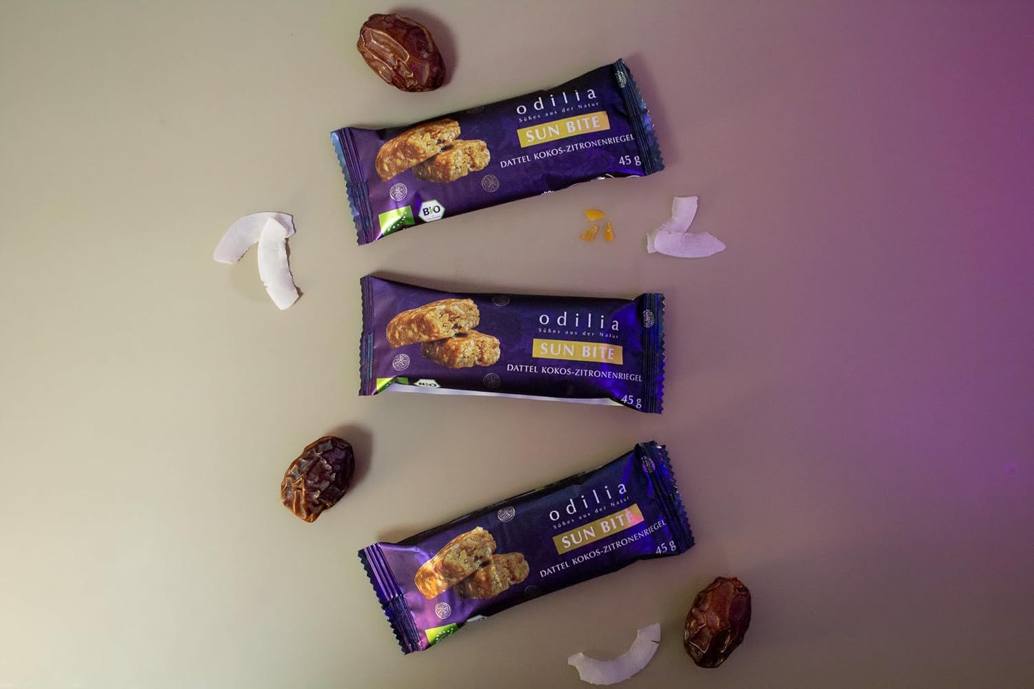 Trois barres Odilia Sun Bite avec dattes et copeaux de noix de coco.