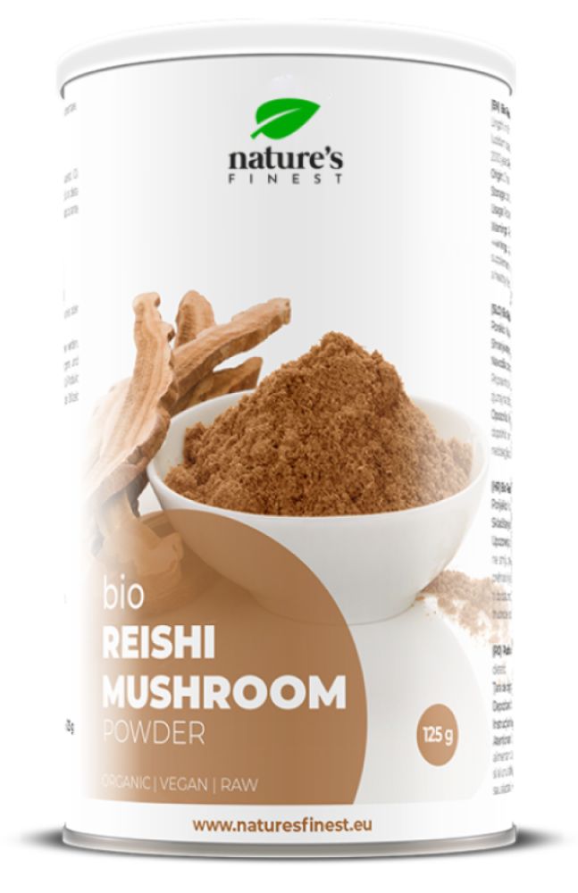 Witte verpakking met bruin poeder en stukjes Reishi-paddenstoel. Opschrift: Nature's Finest, Bio Reishi Mushroom Powder, 125g.
