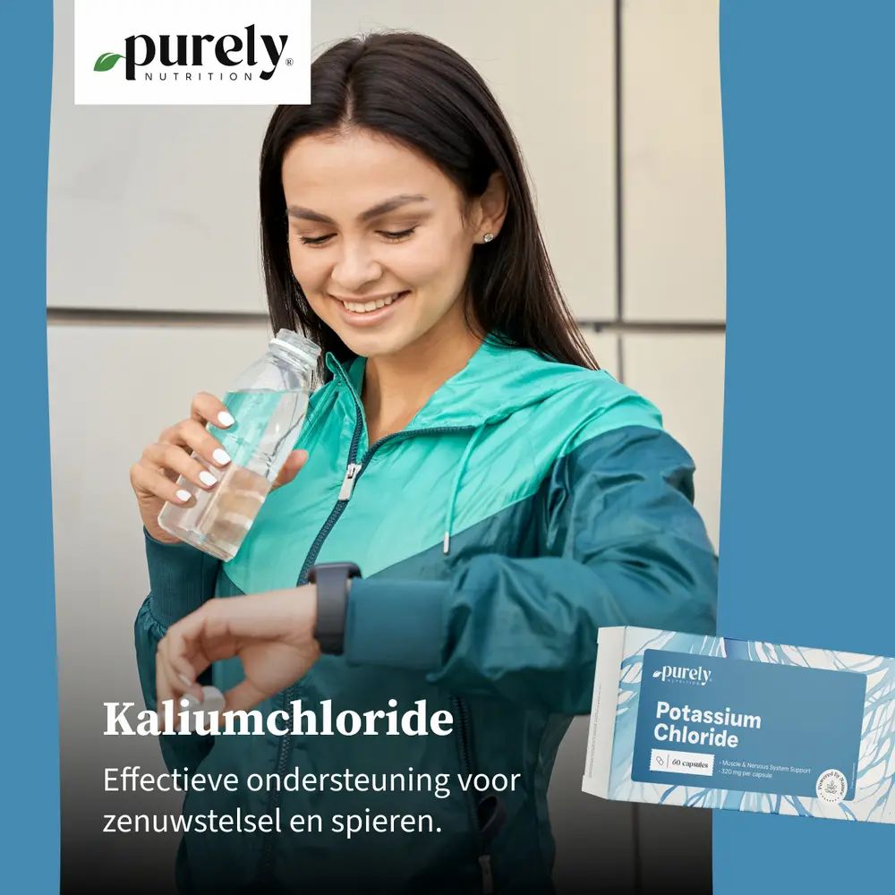 Vrouw drinkt water. Opschrift: Kaliumchloride. Kleine verpakking Potassium Chloride. Merk: Purely Nutrition.