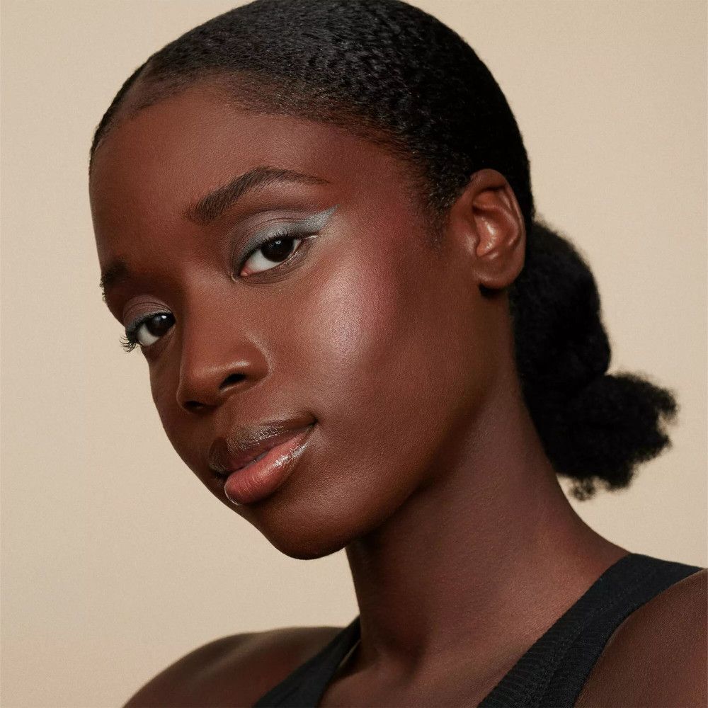 Portrait d'une femme avec du khôl sur la paupière. Teint : foncé.