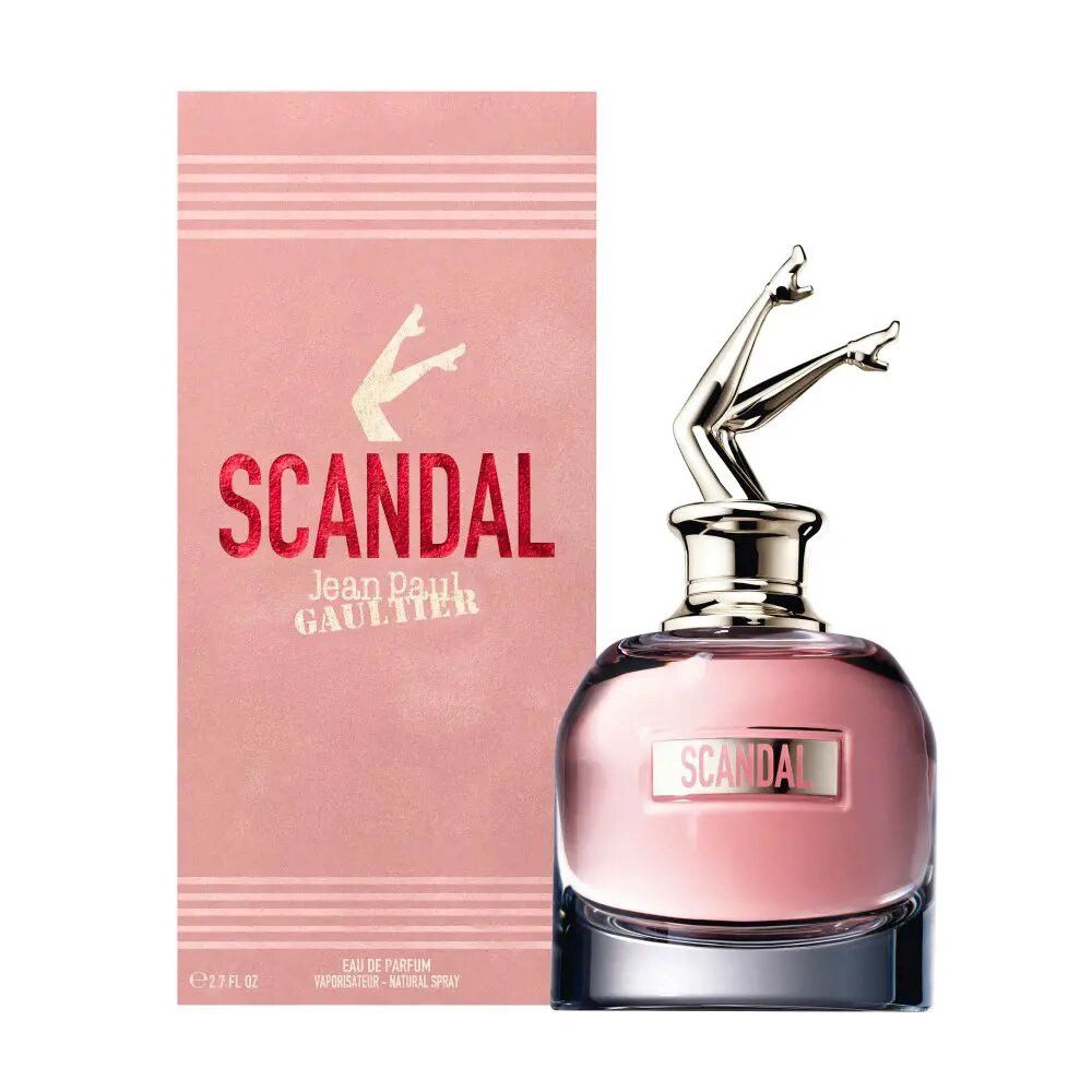 Roze fles met gouden dop in de vorm van benen. Roze doos met opschrift "SCANDAL".