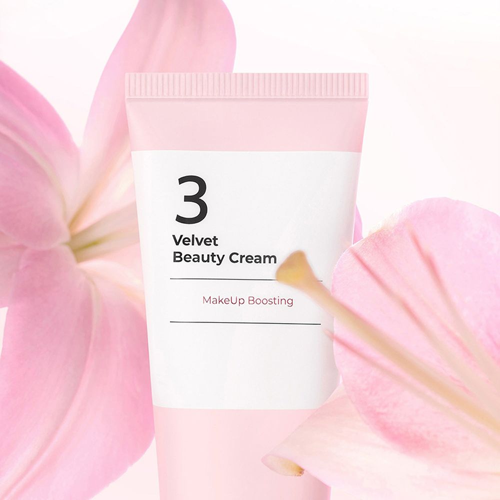 Crèmetube in roze en wit design. Opschrift: 3 Velvet Beauty Cream. Merk: numbuz:n. Met roze bloemen.