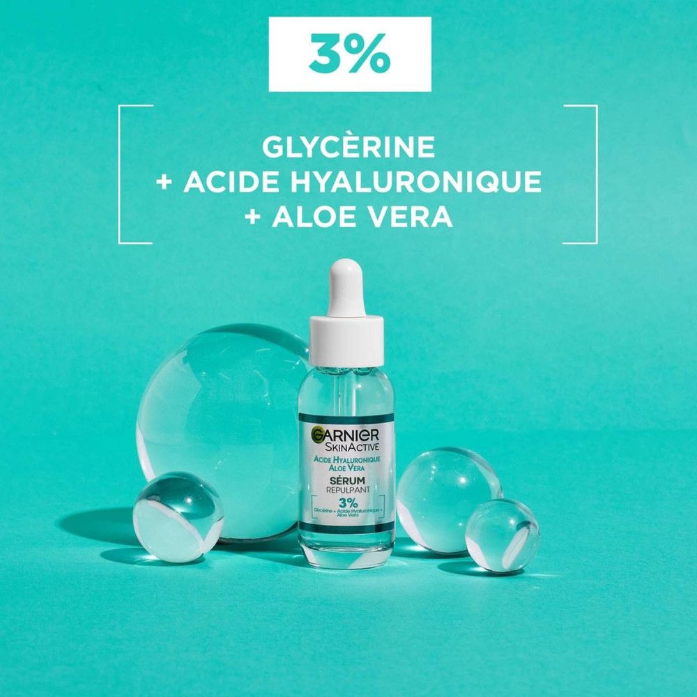 Flacon de sérum avec pipette, entouré de sphères transparentes. Inscription: Garnier SkinActive Hyaluron Aloe Super Sérum Repulpant. Contient 3% Glycérine, Acide Hyaluronique et Aloe Vera.