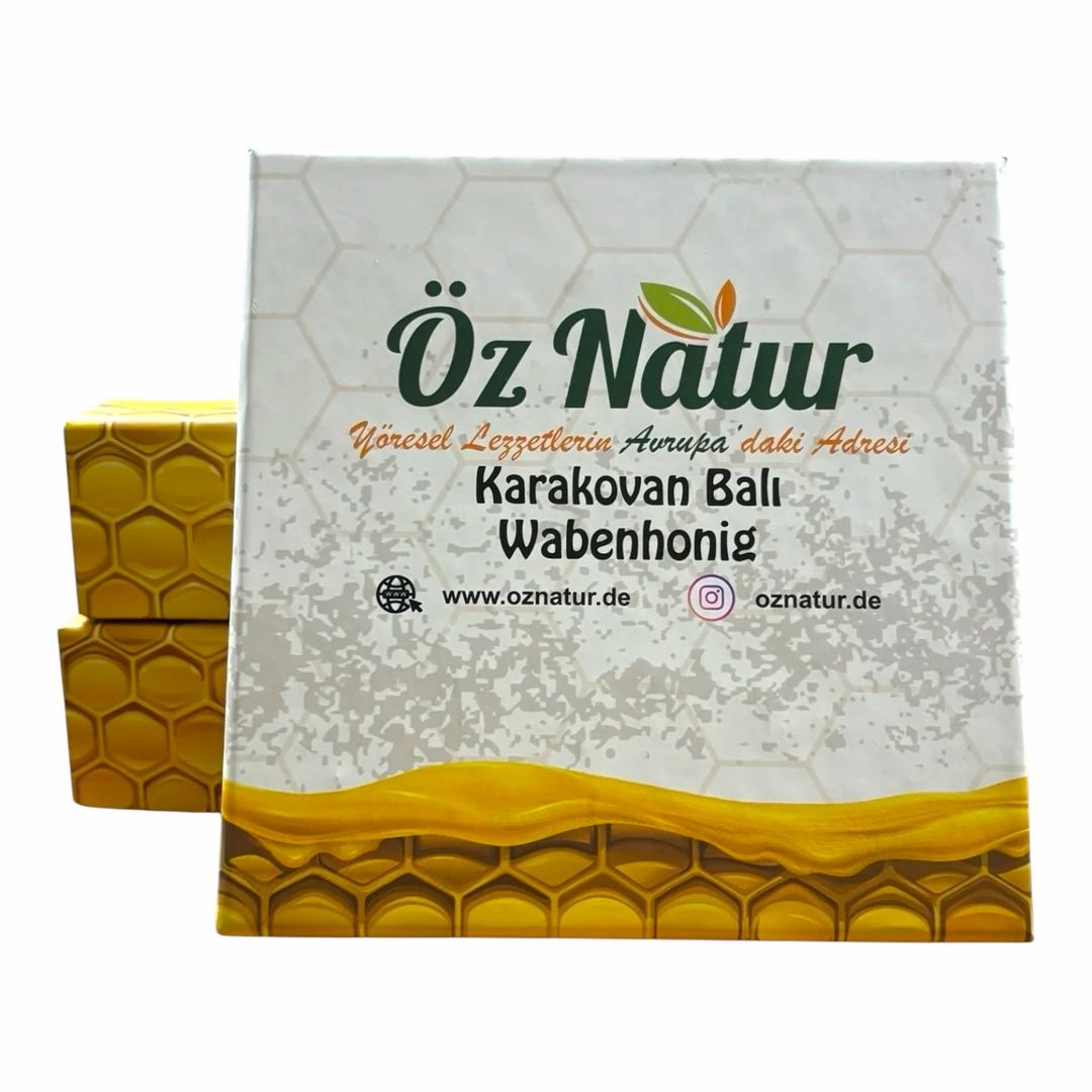 Kartonnen verpakking met logo « Öz Natur ». Opschrift « Karakovan Balı Wabenhonig ». Honingraatblokken ernaast.
