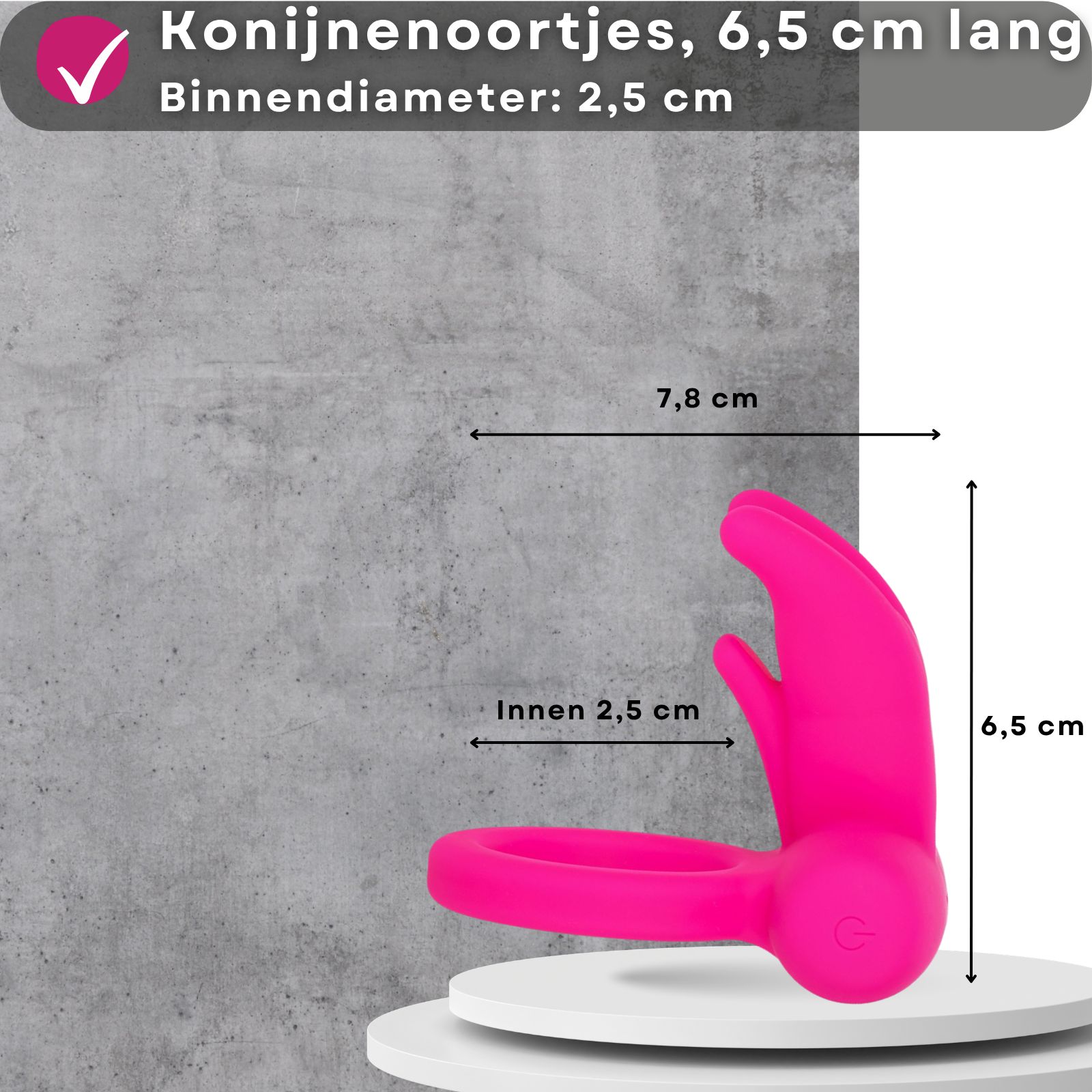 Roze penisring met konijnenoren. Afmetingen: 6,5 cm lang, 2,5 cm binnendiameter. Op sokkel.