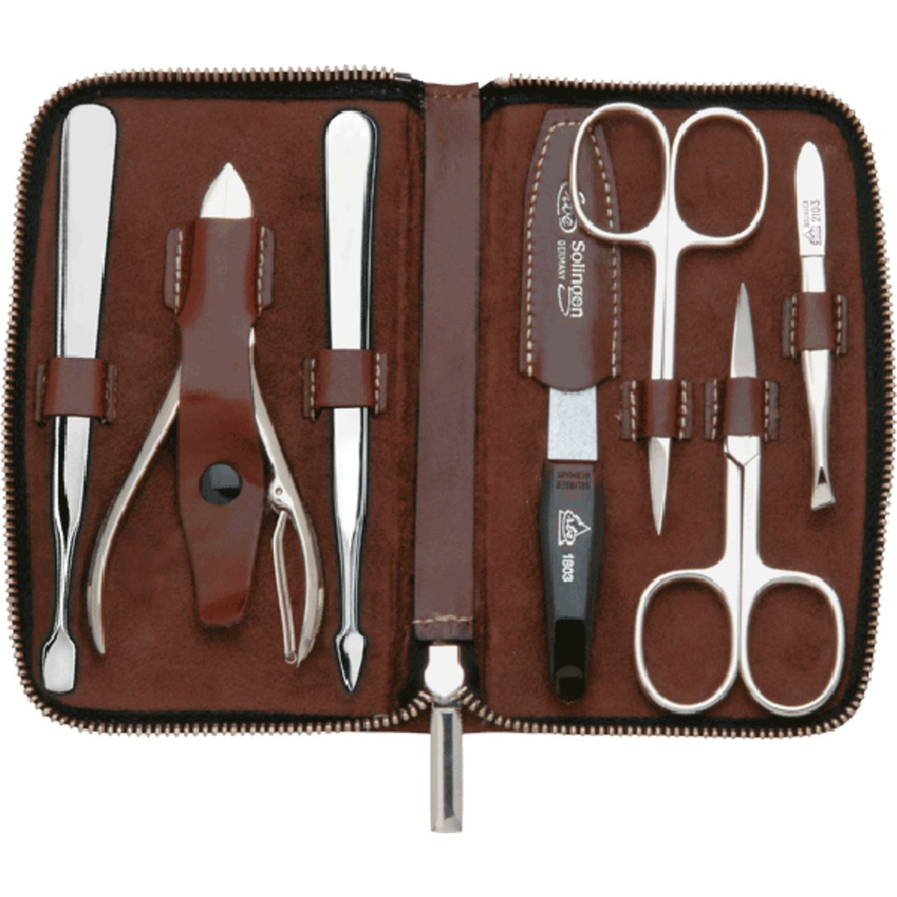 Open bruine manicure etui met 7 glimmende roestvrijstalen gereedschappen, overzichtelijk gerangschikt.