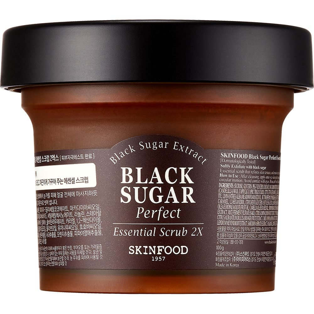 Bruine pot met zwart deksel. Opschrift: Black Sugar Perfect Essential Scrub 2X. Merk: SKINFOOD.
