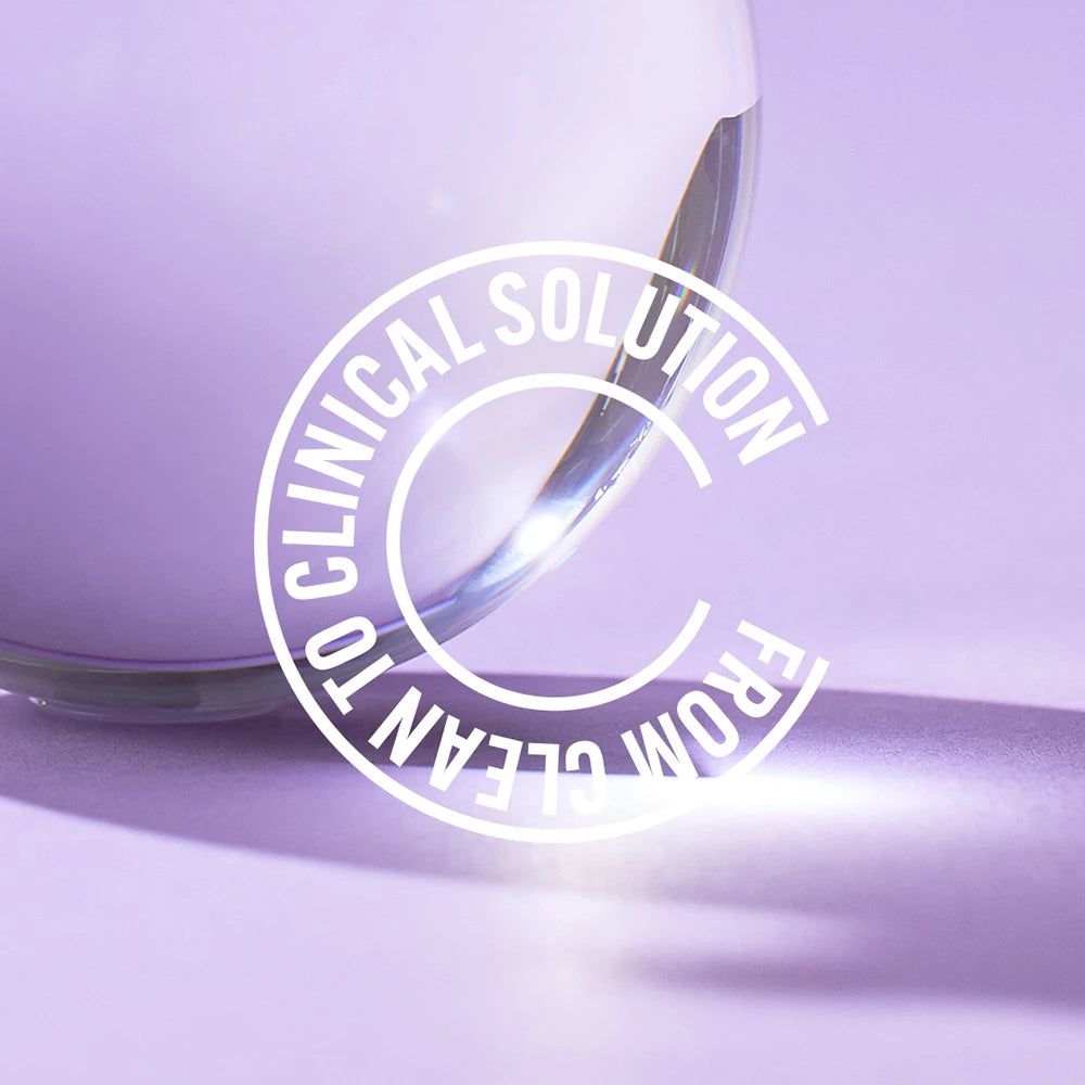 Gros plan d'une partie d'un produit. Inscription: FROM CLEAN TO CLINICAL SOLUTION.