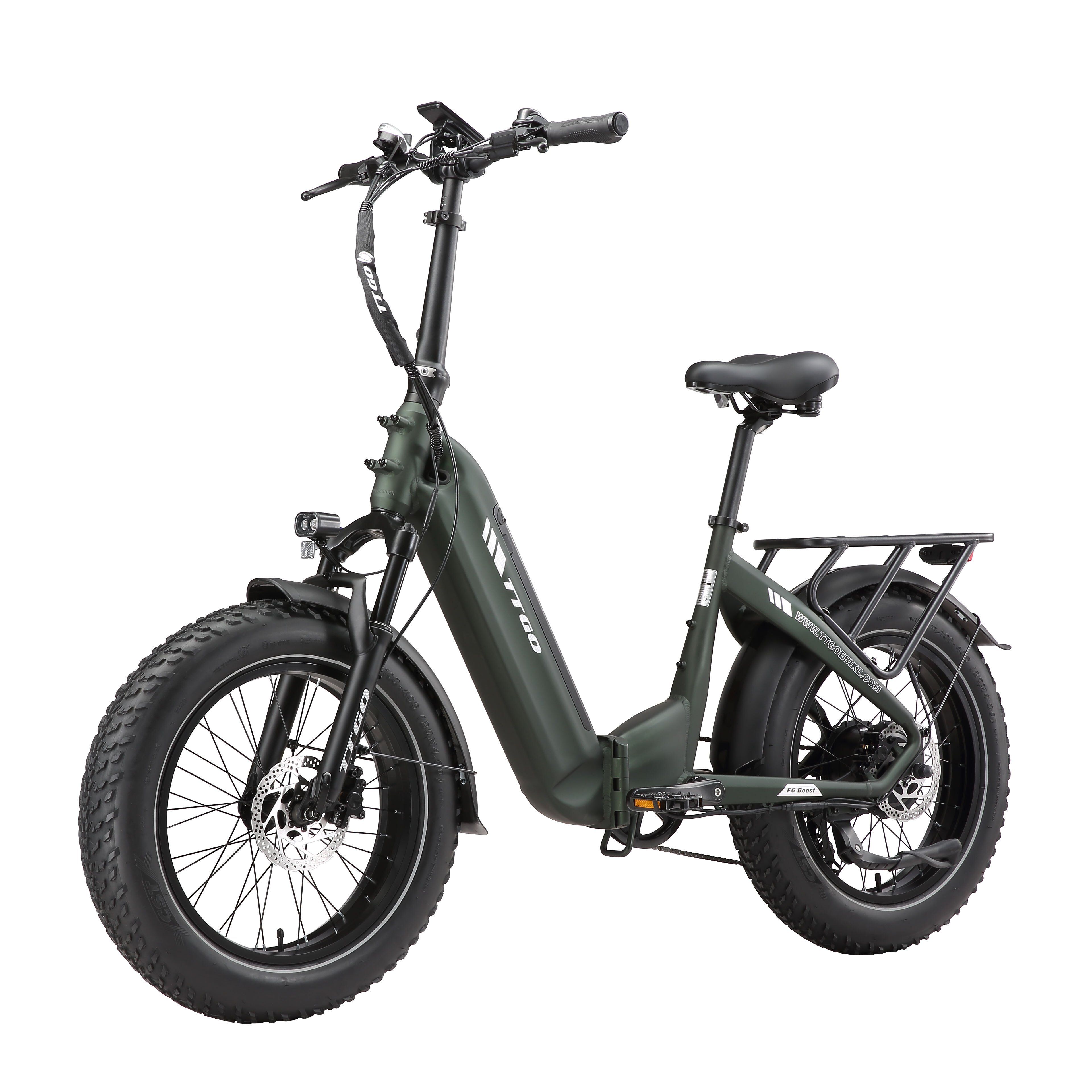 Vélo électrique pliable vert olive. Pneus, selle et guidon noirs. Porte-bagages arrière. Logo TTGO sur le cadre.
