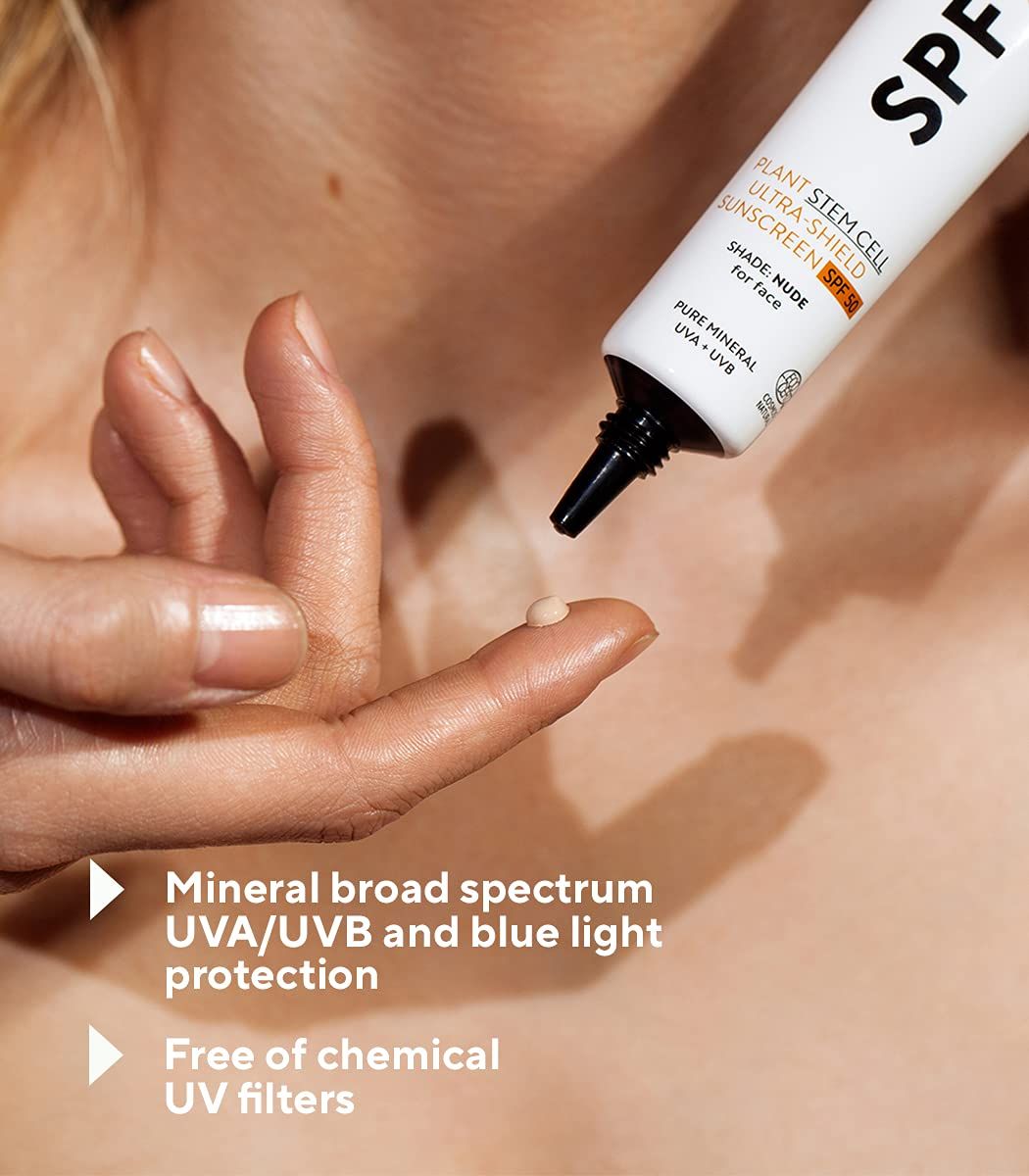 Tube de crème solaire SPF 50, avec produit sur doigt. Texte : Protection minérale à large spectre, UVA/UVB et lumière bleue.