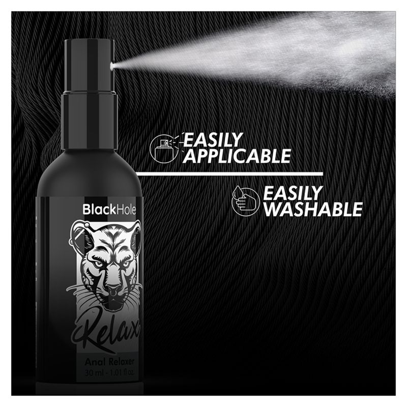 Flacon noir vaporisant. Texte : Easily Applicable, Easily Washable. Fond : tissu noir.