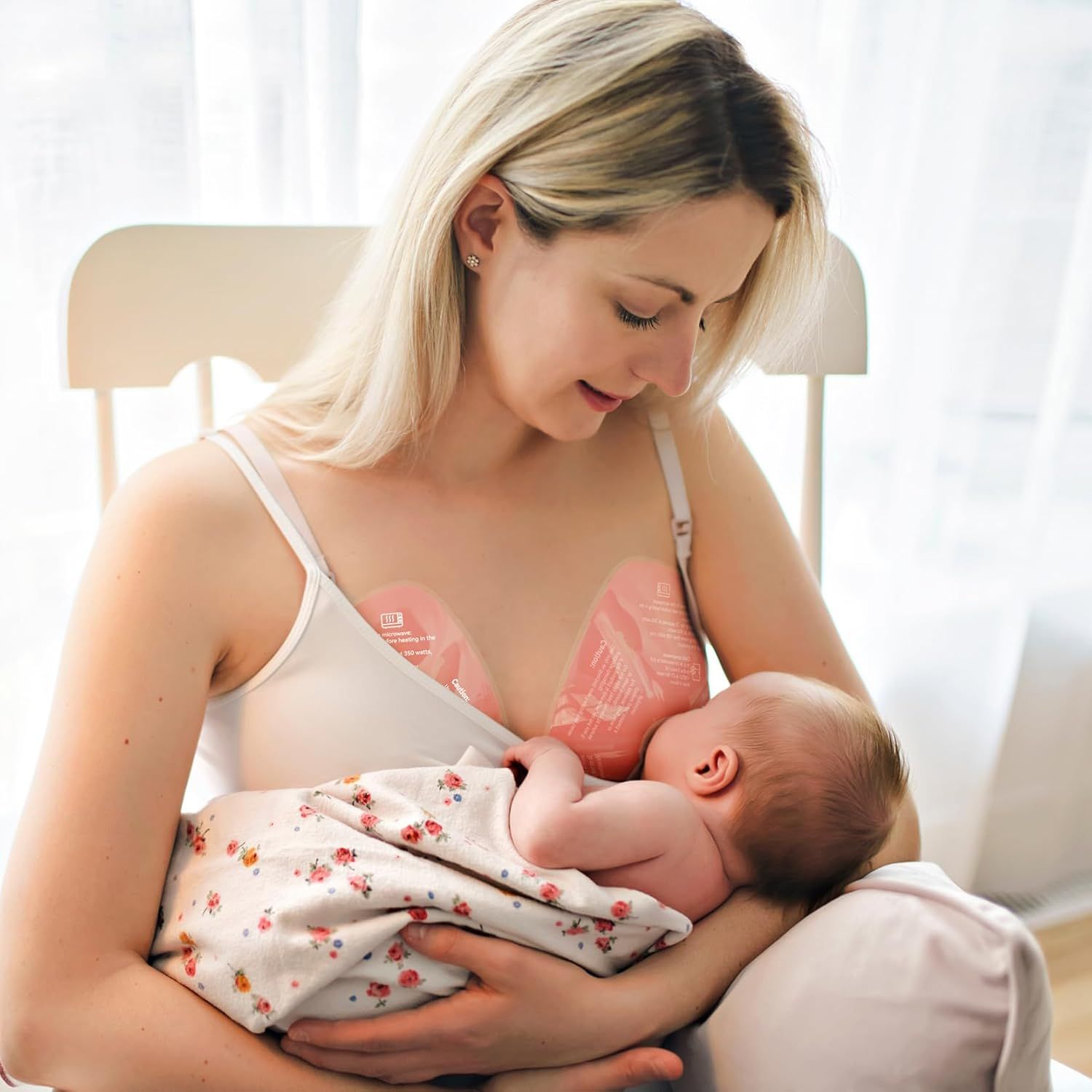 Une femme allaite un bébé. Elle porte des coussinets d'allaitement jetables dans son soutien-gorge.