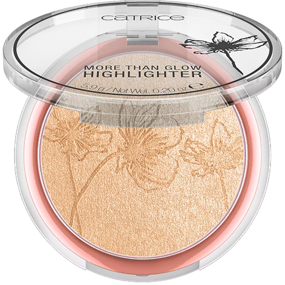 Highlighter compact dans un emballage ouvert. Bordure rose, couvercle transparent. Inscription : CATRICE, MORE THAN GLOW HIGHLIGHTER, 5,9 g/Net Wt. 0.20 oz.