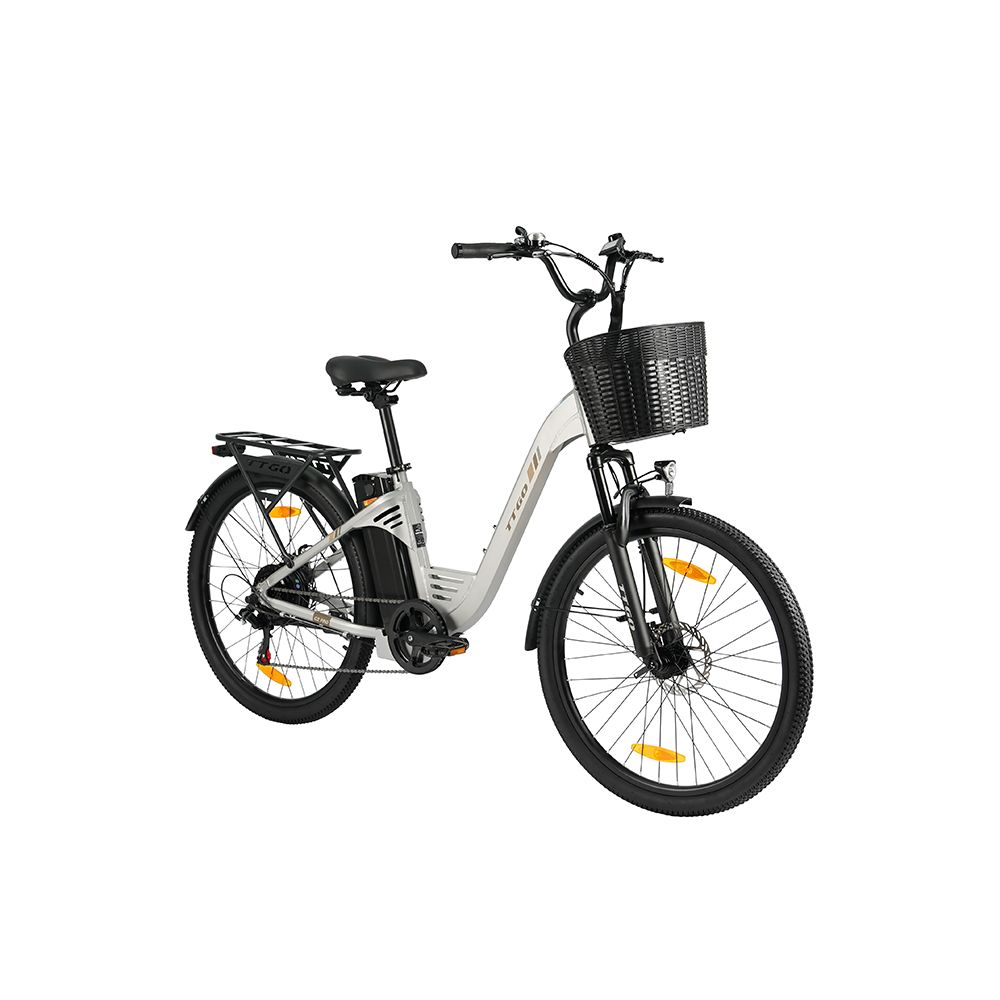 Vélo électrique gris avec panier noir, porte-bagages et garde-boue. Réflecteurs jaunes sur les roues.
