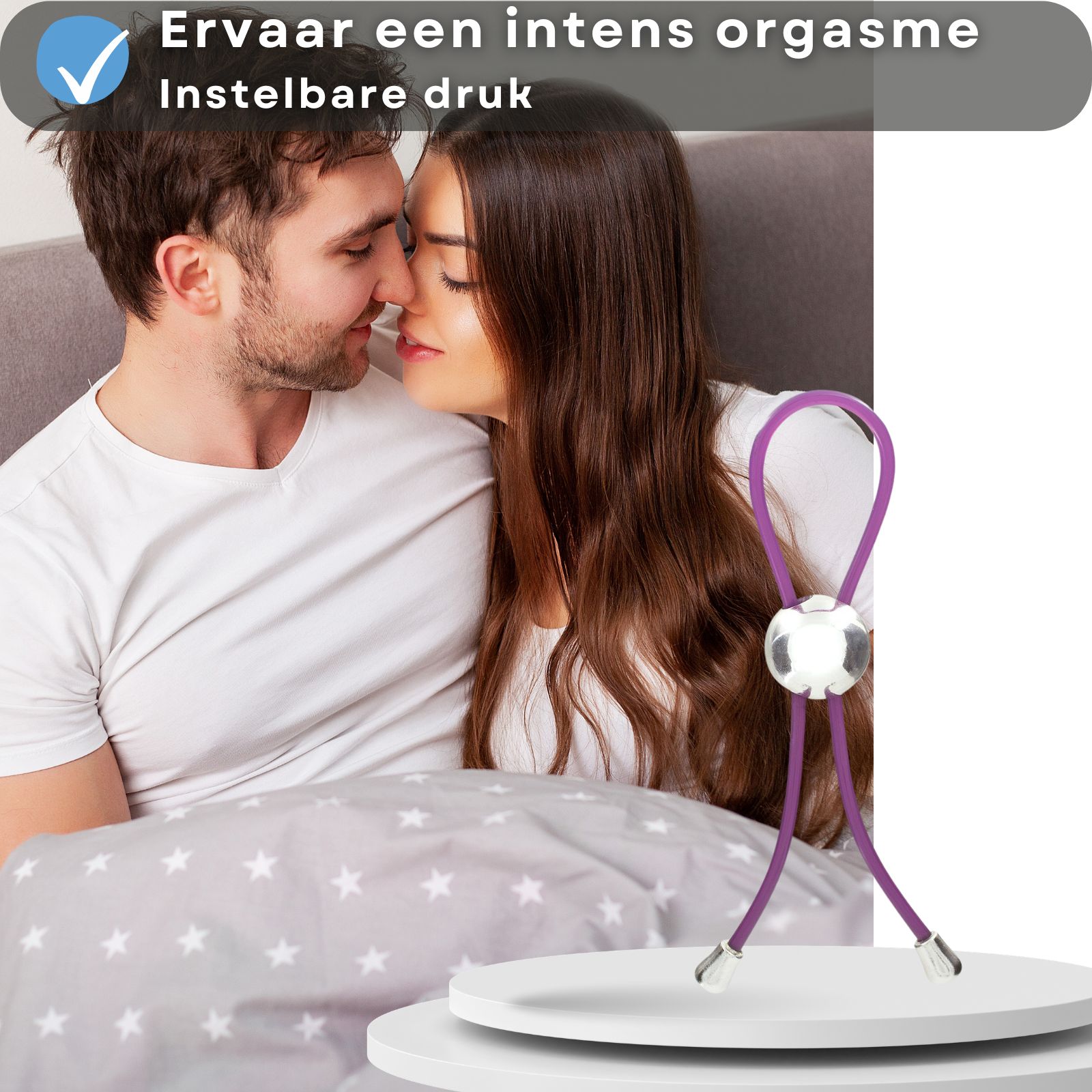 Paarse penisring. Koppel kust in bed. Tekst: Ervaar een intens orgasme, Instelbare druk.