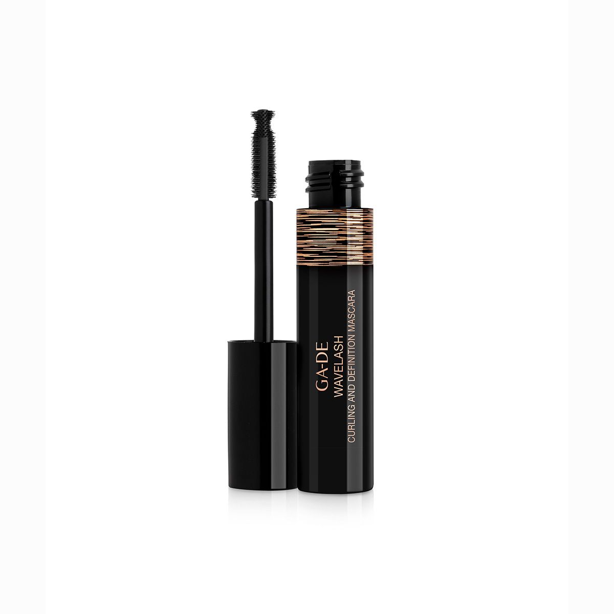 Zwarte mascara tube met open borstel. Gouden band en tekst.