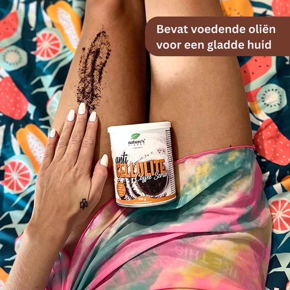 Pot 'Anti Cellulite Coffee Scrub' op witte ondergrond. Koffiepoeder ernaast.