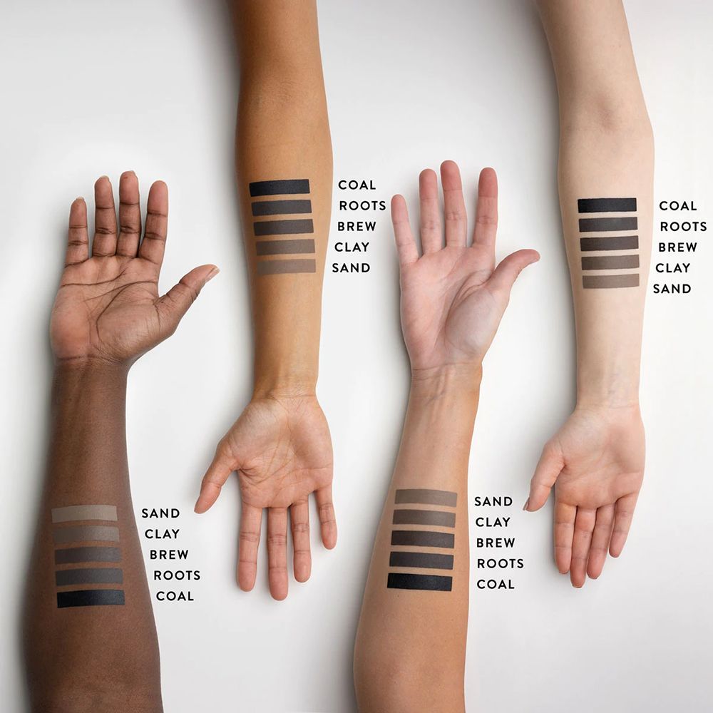 Bras avec échantillons de pommade à sourcils. Couleurs : Coal, Roots, Brew, Clay, Sand.