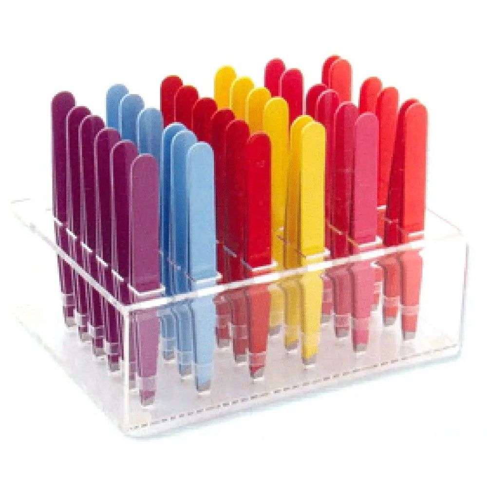 Un présentoir de 36 pincettes de différentes couleurs (violet, bleu, rouge, jaune, rose) dans un support transparent.